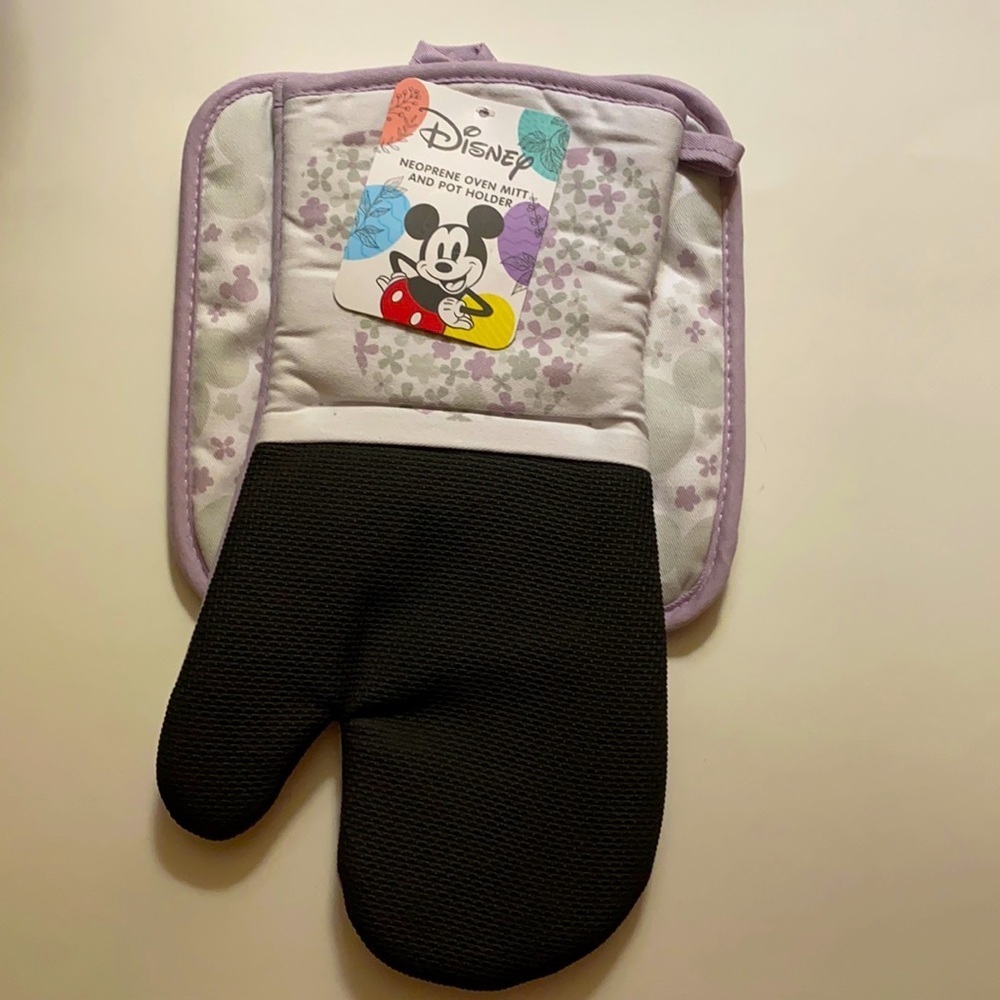 NWT Disney neoprene oven mitt and pot holder